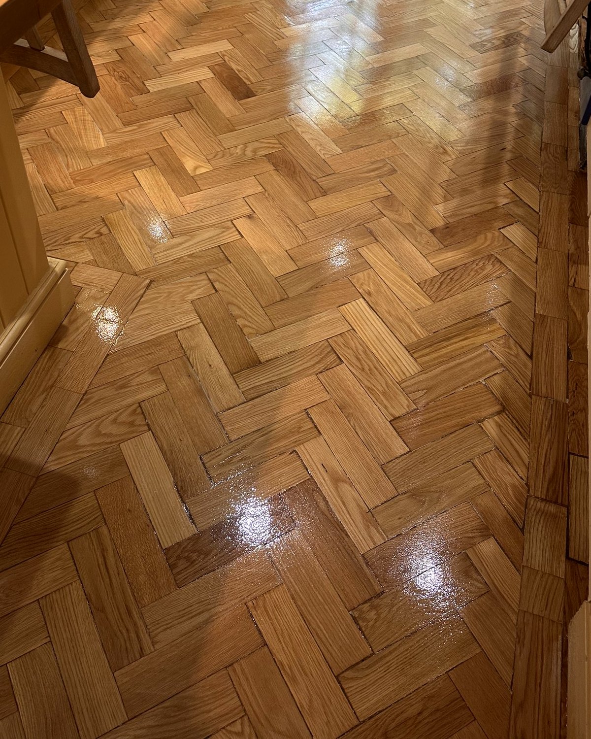 Kitchen herringbone floor with satin finish